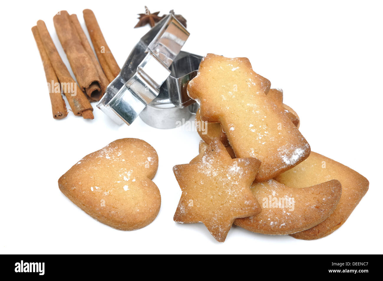 Cookies con especias y el cortador sobre fondo blanco. Foto de stock