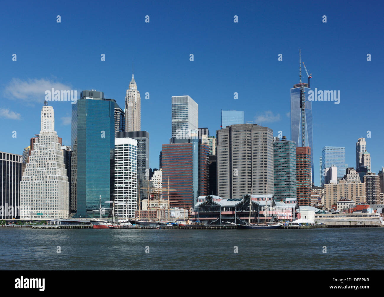 Torre de la libertad se eleva por encima de la parte inferior de la silueta de Manhattan en la ciudad de Nueva York, EE.UU.. Foto de stock