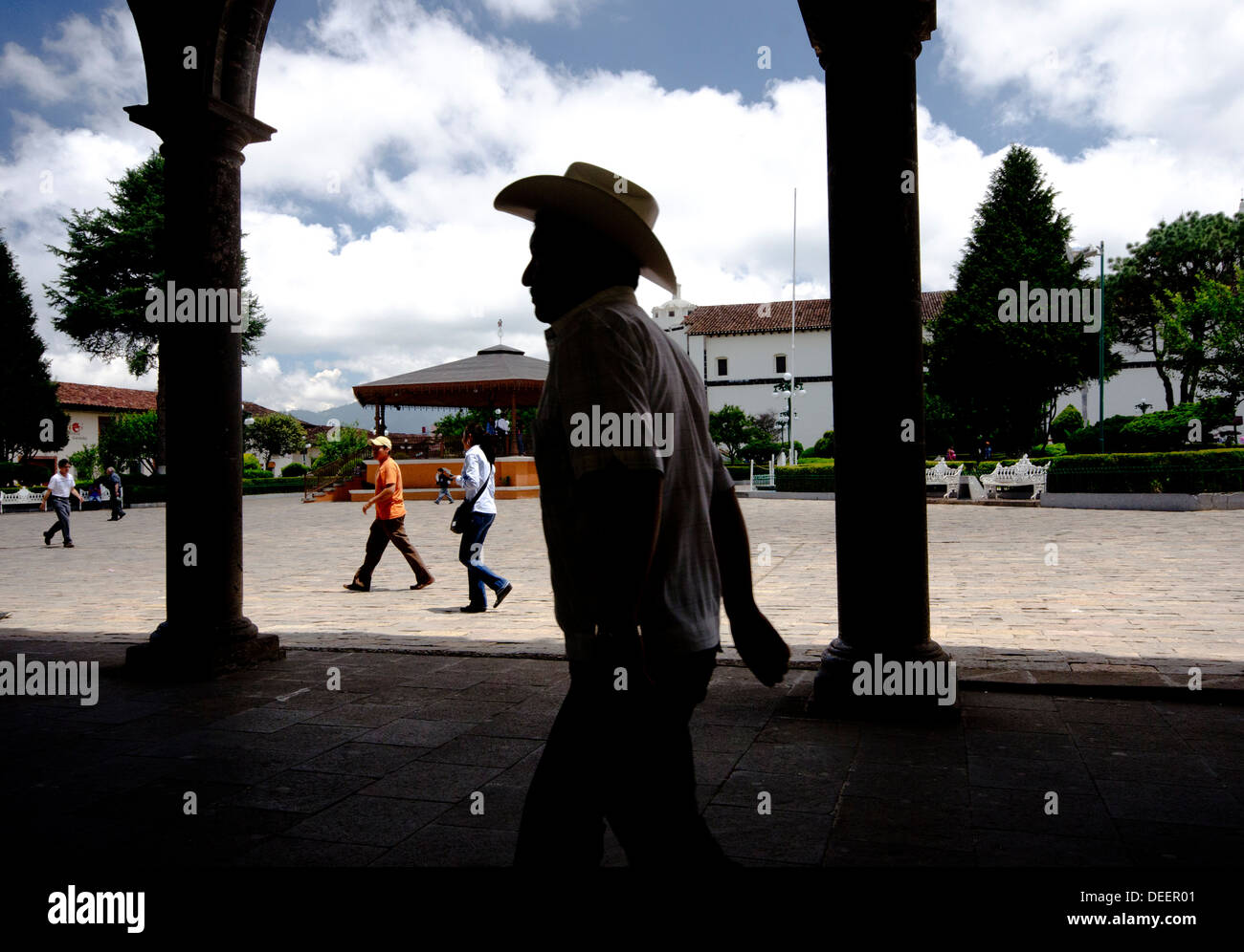 Silueta de un hombre que llevaba un sombrero stetson caminar en el centro  de Zacatlan en México Fotografía de stock - Alamy