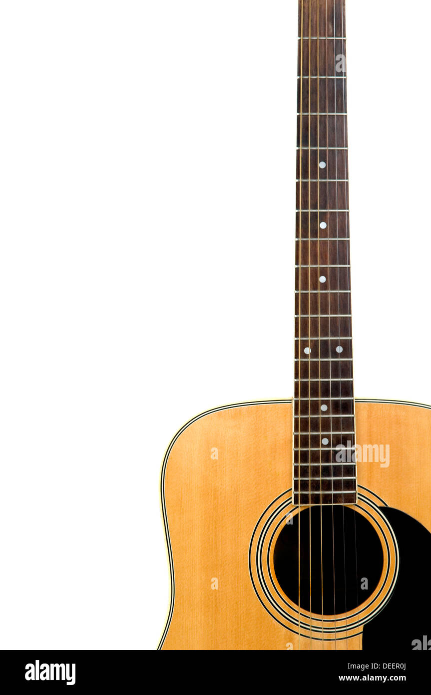Detalle de guitarra acústica aislado sobre un fondo blanco. Foto de stock