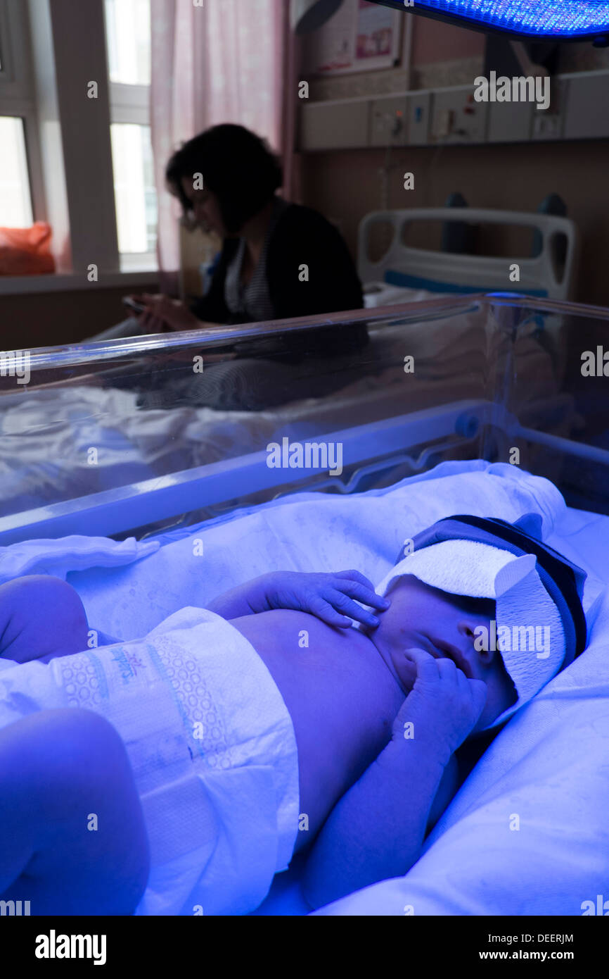 Un bebé recién nacido niño recibiendo tratamiento para la ictericia bajo  una lámpara de fototerapia Fotografía de stock - Alamy