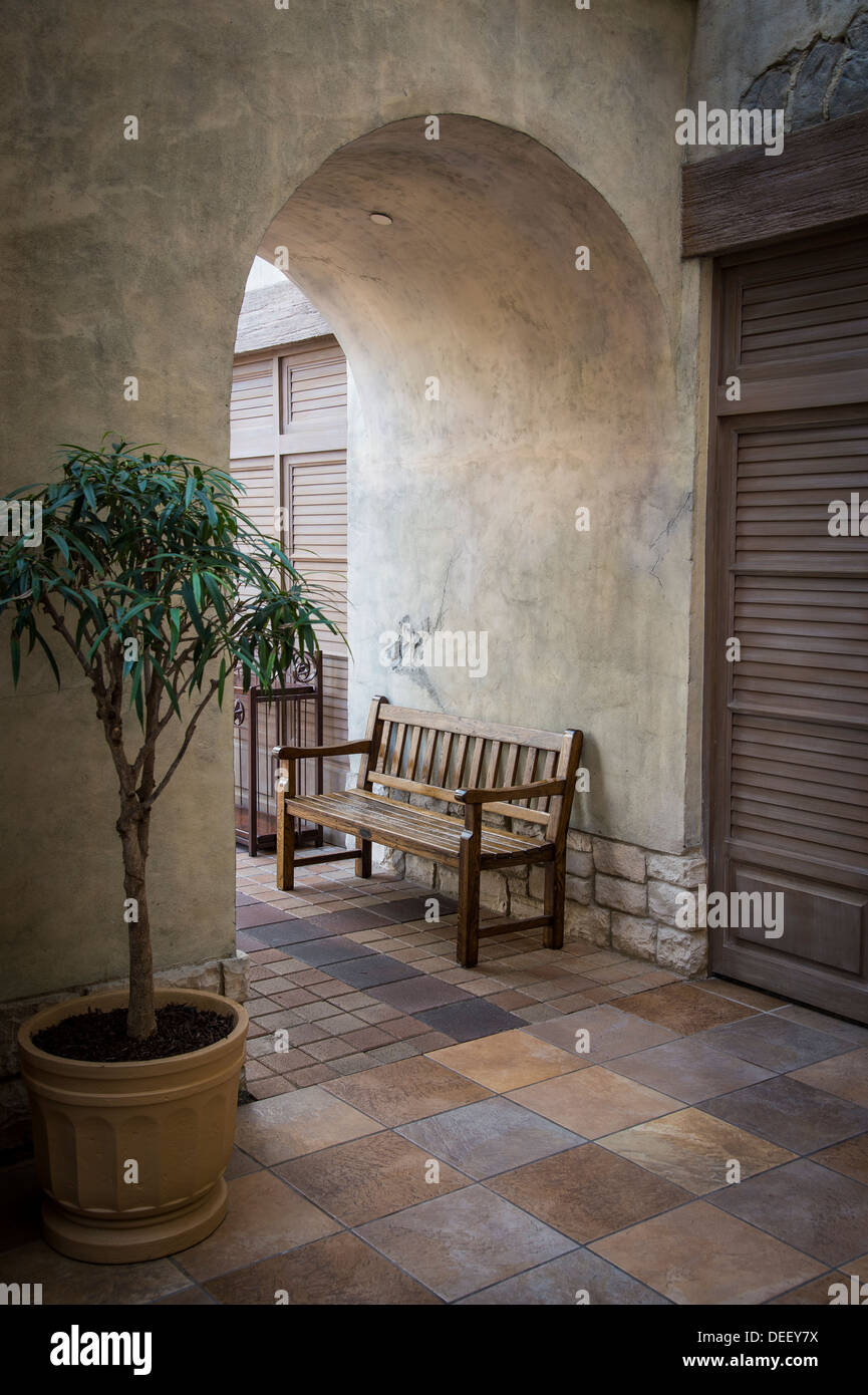 Courtyard umbral arqueado con banco Foto de stock