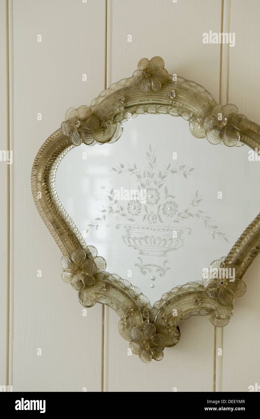 Antiguos decorativos espejo de cuerpo entero y una silla con persianas  cerradas Fotografía de stock - Alamy