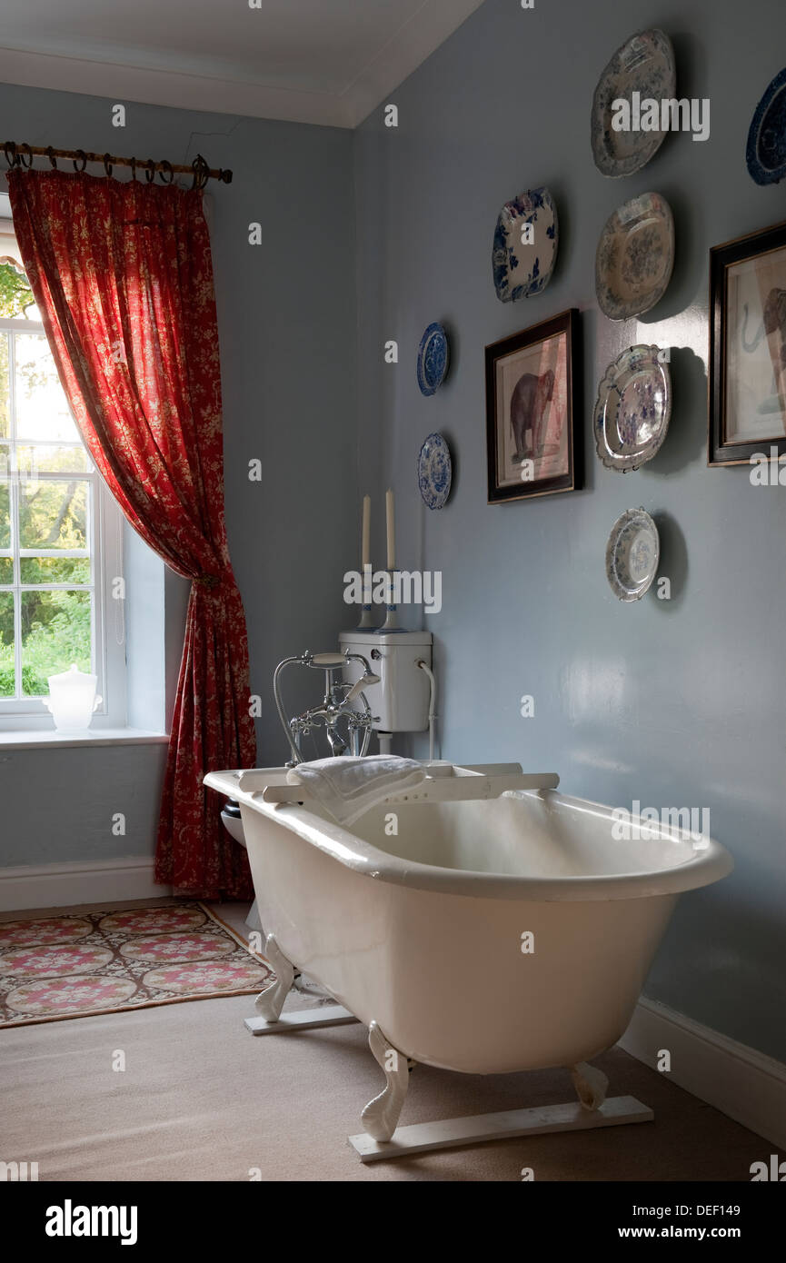 Tapa corrediza baño independiente contra la pared azul pastel con placas  decorativas en país de residencia Fotografía de stock - Alamy