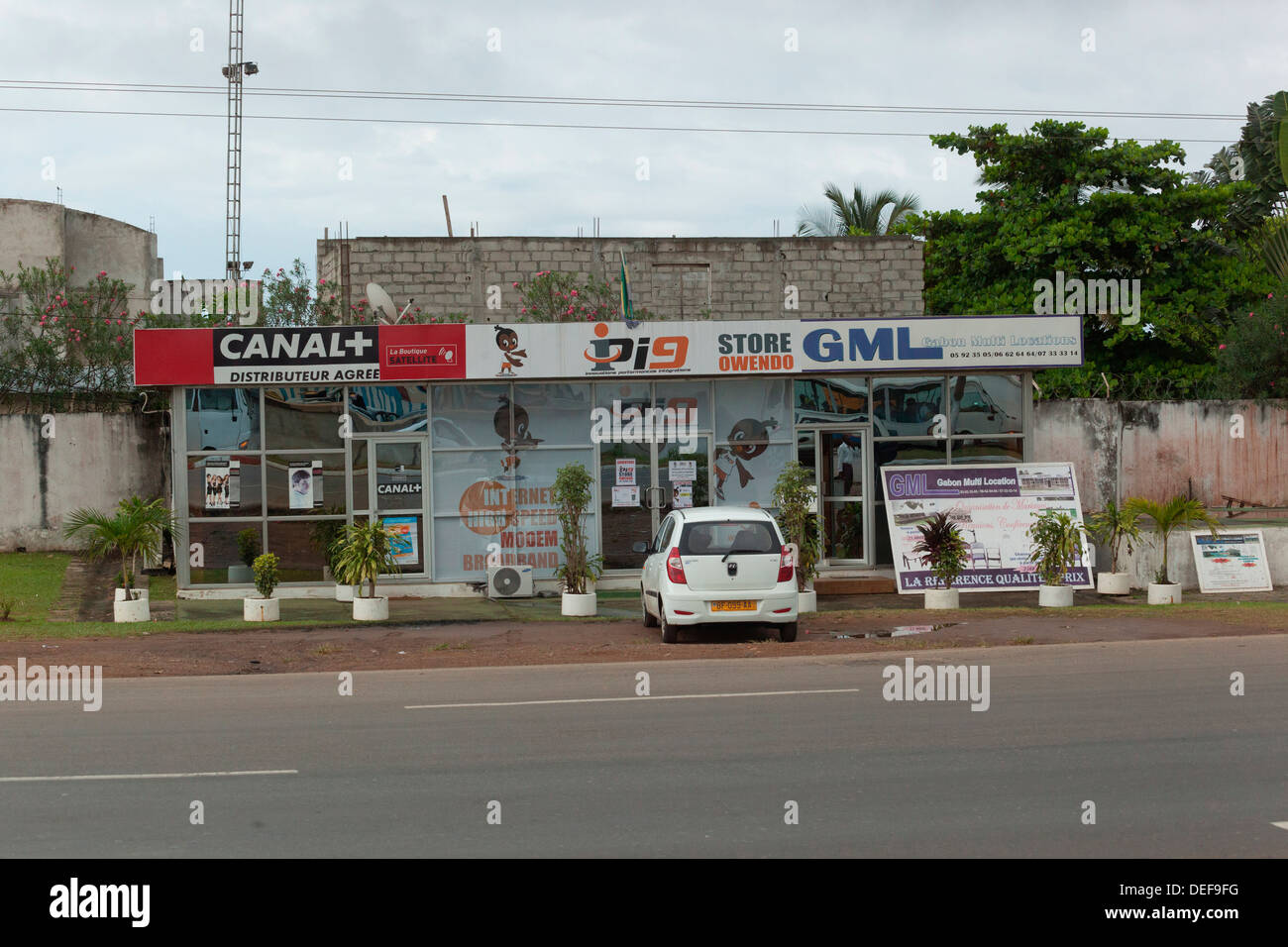 Libreville, Gabón, África. Tienda de carretera. Foto de stock