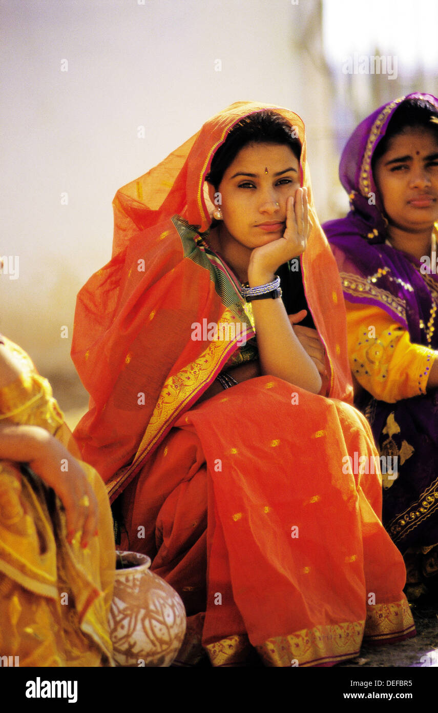director aburrido no relacionado Las mujeres indias en trajes típicos Fotografía de stock - Alamy