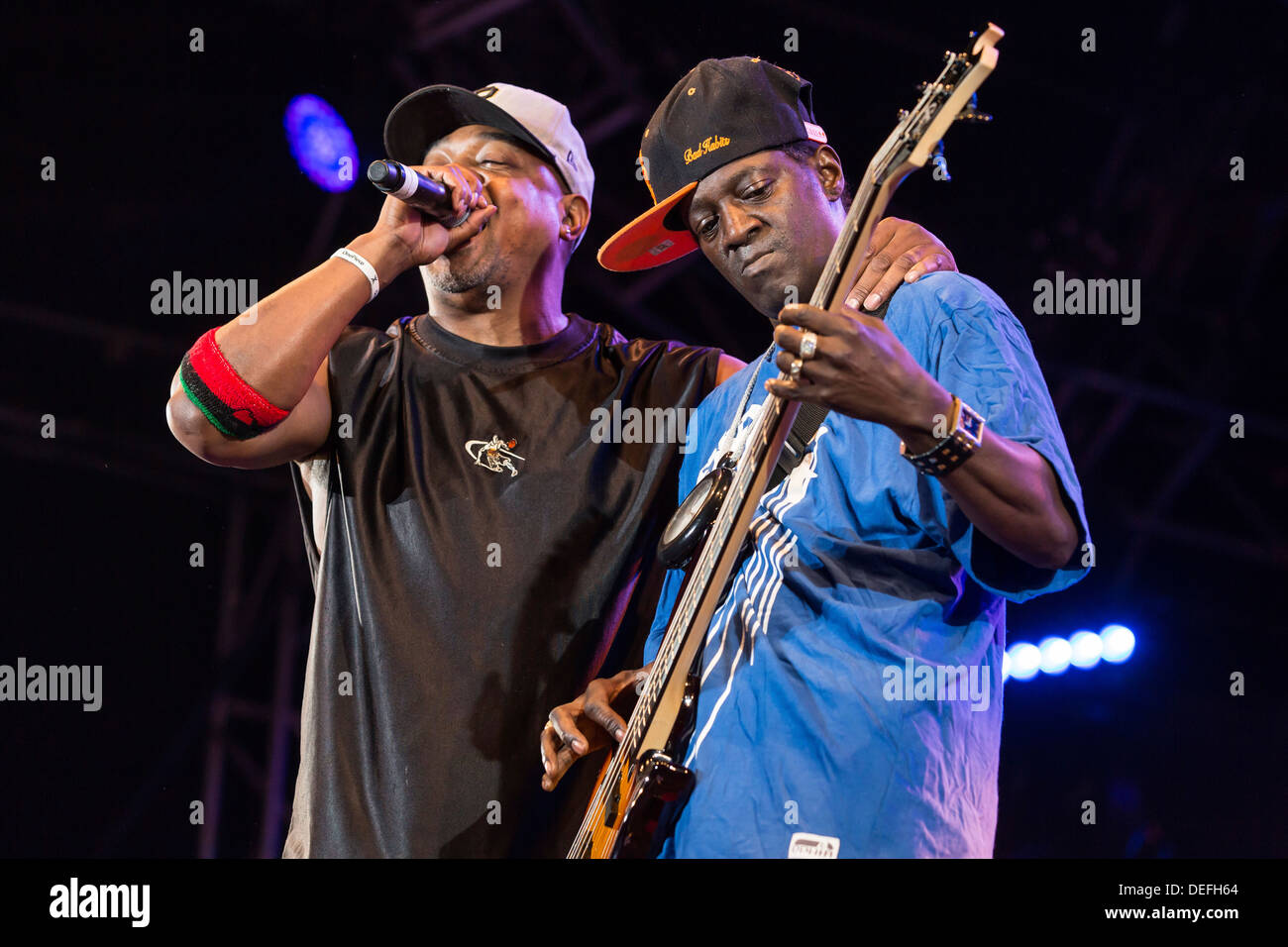 Chuck D y Flavor Flav desde el grupo de hip hop americano enemigo público tocando en vivo en el concierto al aire libre Heitere, Zofingen Foto de stock