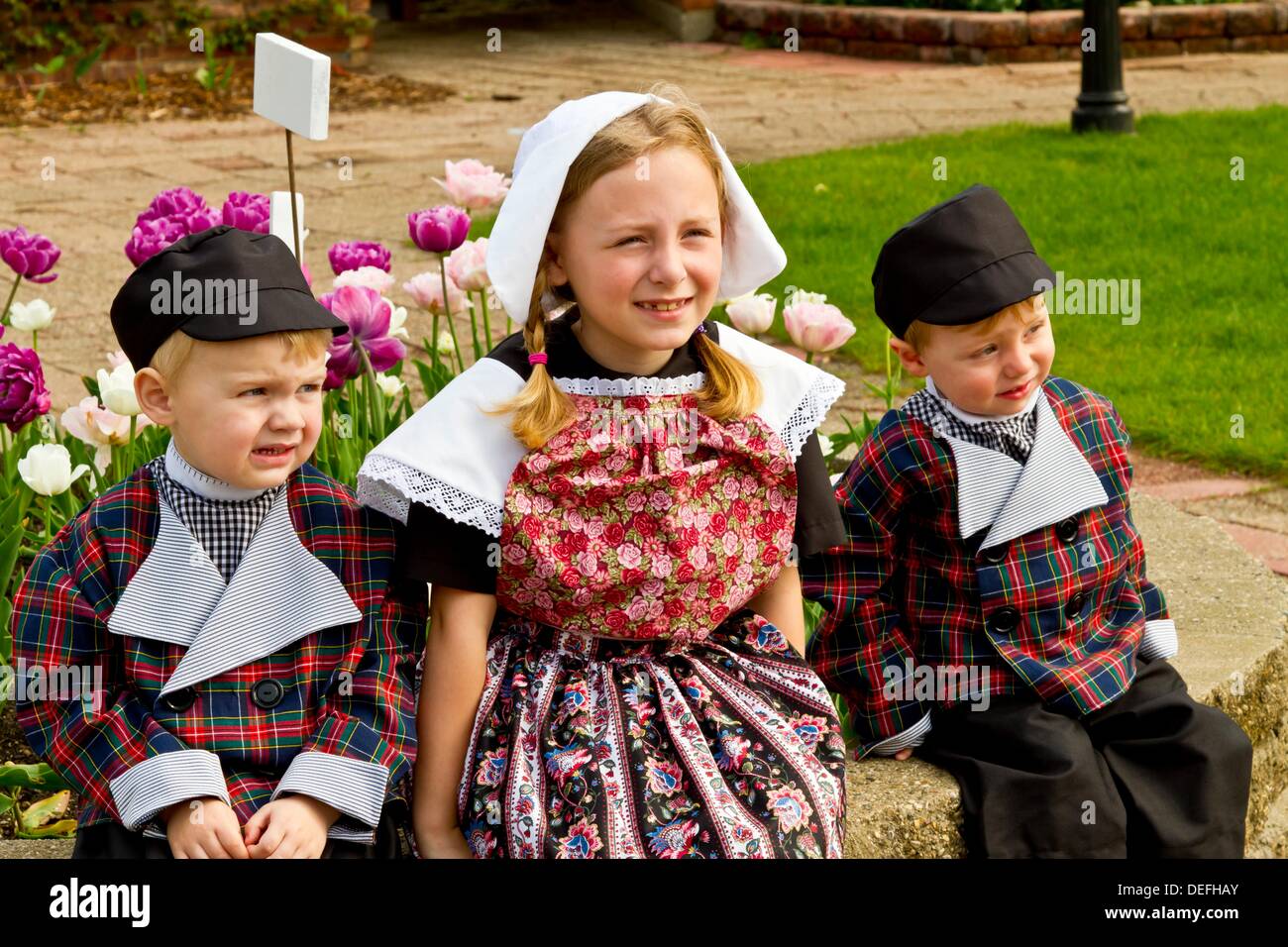 Los niños holandeses en traje típico en Holland, Michigan, EE.UU Foto