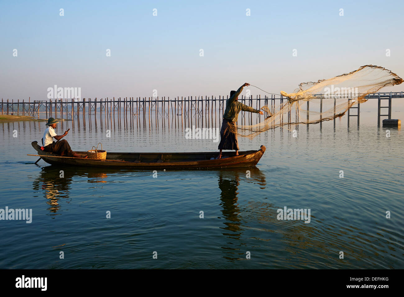 Taung Thama pescador en el lago y el Puente U Bein en Amarapura, provincia de Mandalay, Myanmar (Birmania), Asia Foto de stock