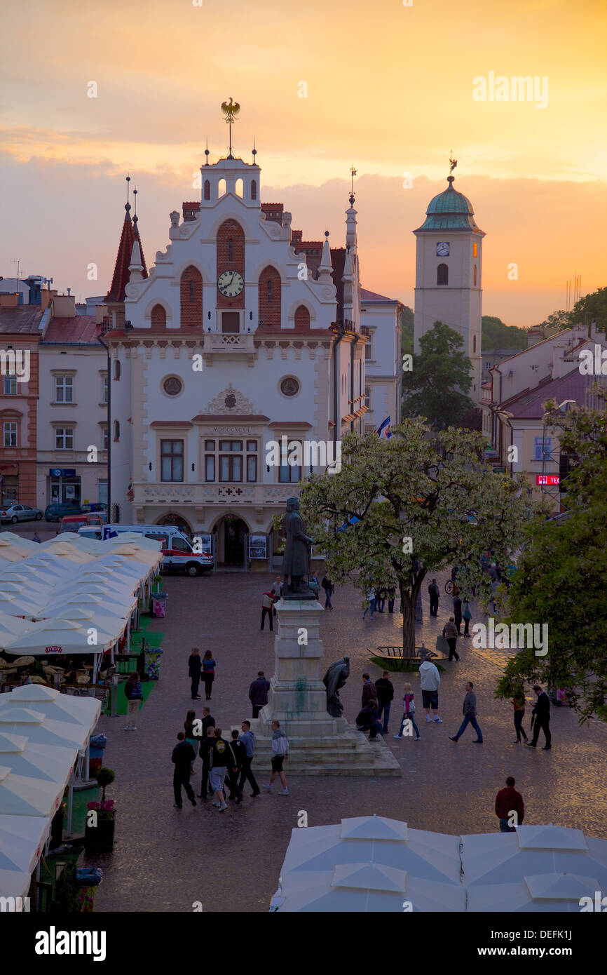 El Ayuntamiento en la puesta del sol, la plaza del mercado, el casco antiguo, Rzeszow, Polonia, Europa Foto de stock