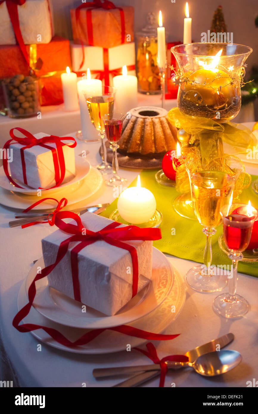 Brindis a la mesa de Navidad Fotografía de stock - Alamy Brindis a la mesa de Navidad Fotografía de stock - Alamy