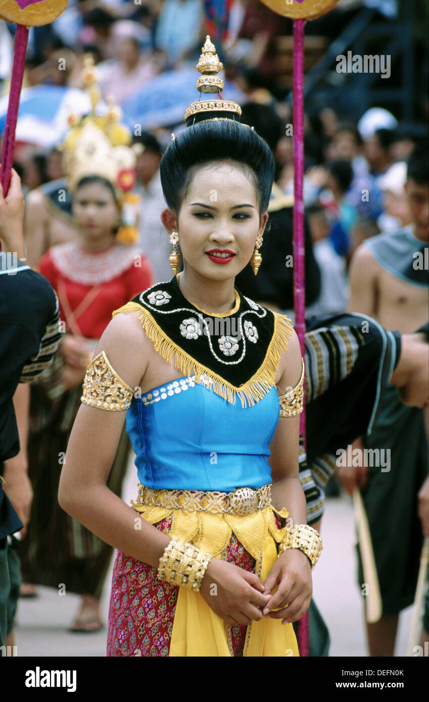 Mujer tailandesa en la vestimenta tradicional durante el Festival Phi