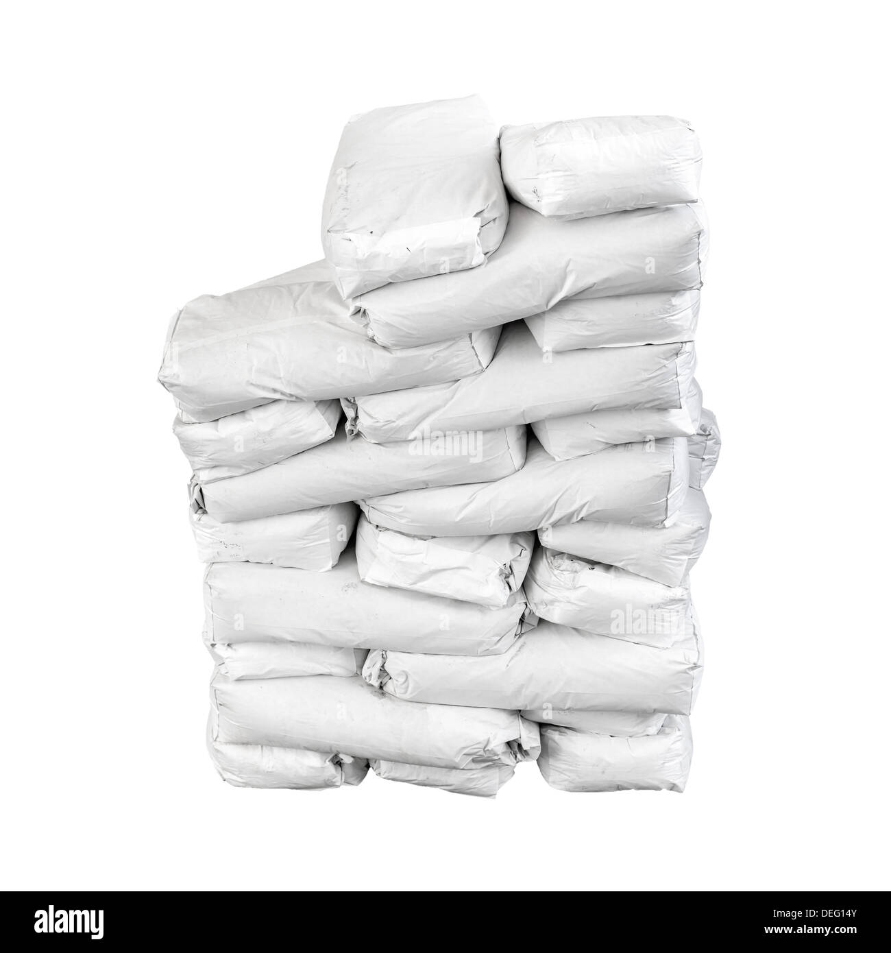 Pila de bolsas de papel con cemento aislado en blanco Foto de stock