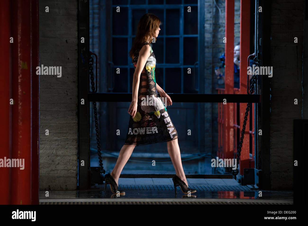 Un modelo luce un diseño creado por Christopher Kane durante la Semana de la Moda de Londres Primavera/Verano 2014. Foto de stock
