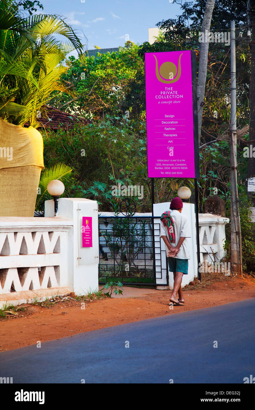 Letrero a la entrada de una tienda de compras, la colección privada, Candolim Bardez Annavado,,, el norte de Goa, Goa, India Foto de stock