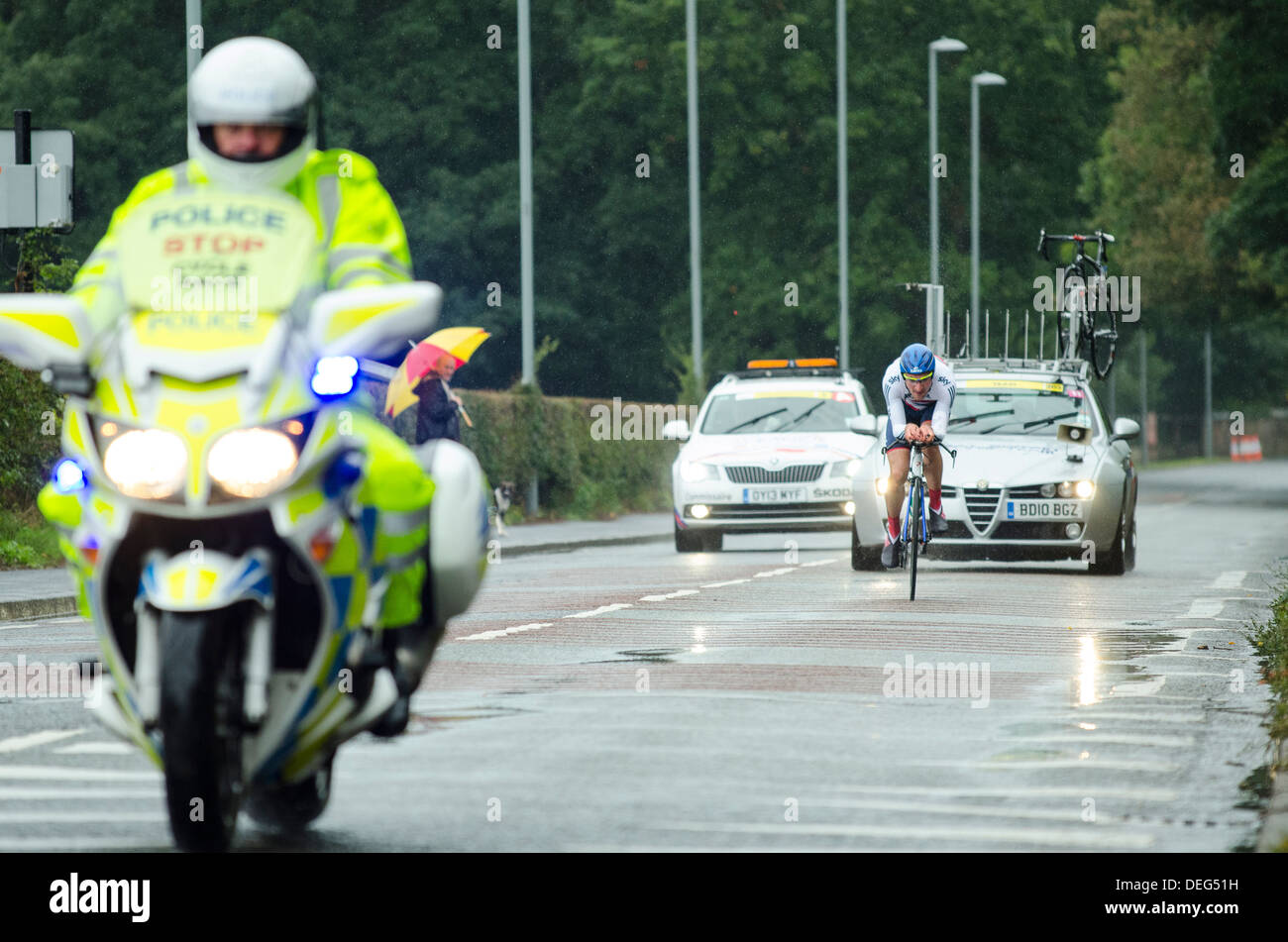 Equitación en la tercera etapa del Tour 2013 de Gran Bretaña, a 16km de contrarreloj individual en Knowsley, Merseyside Foto de stock