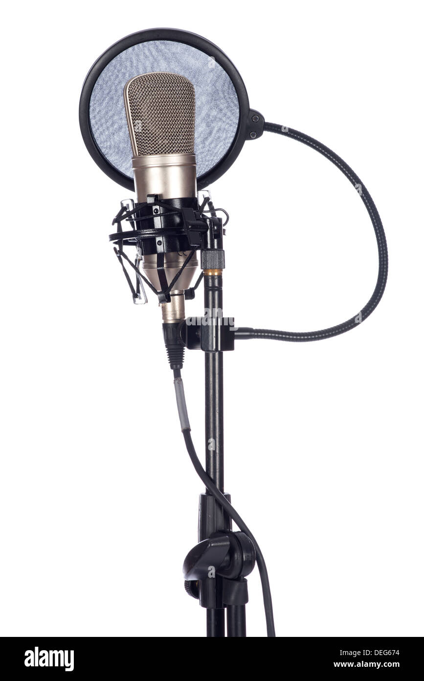 Primer plano de un viejo micrófono sobre un fondo blanco. Foto de stock