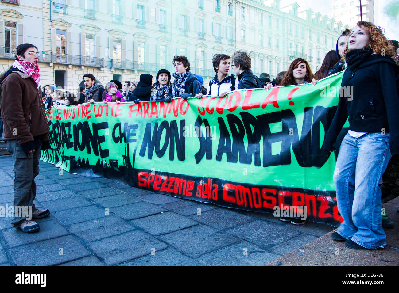 Los estudiantes marchan contra la pérdida de empleos y las medidas de austeridad económica adoptadas por el gobierno italiano en Piazza Castello. Turín, Provincia de Turín, Italia. Foto de stock
