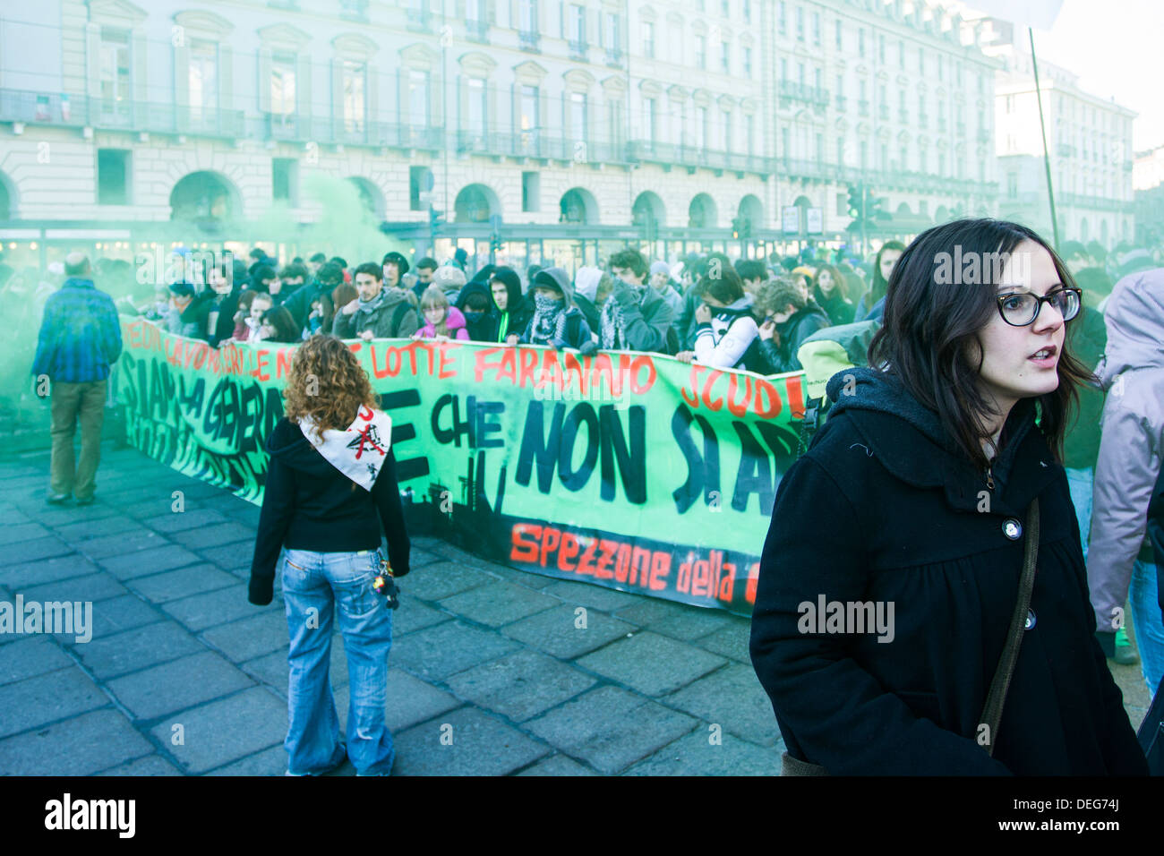 Los estudiantes marchan contra la pérdida de empleos y las medidas de austeridad económica adoptadas por el gobierno italiano en Piazza Castello. Turín, Provincia de Turín, Italia. Foto de stock