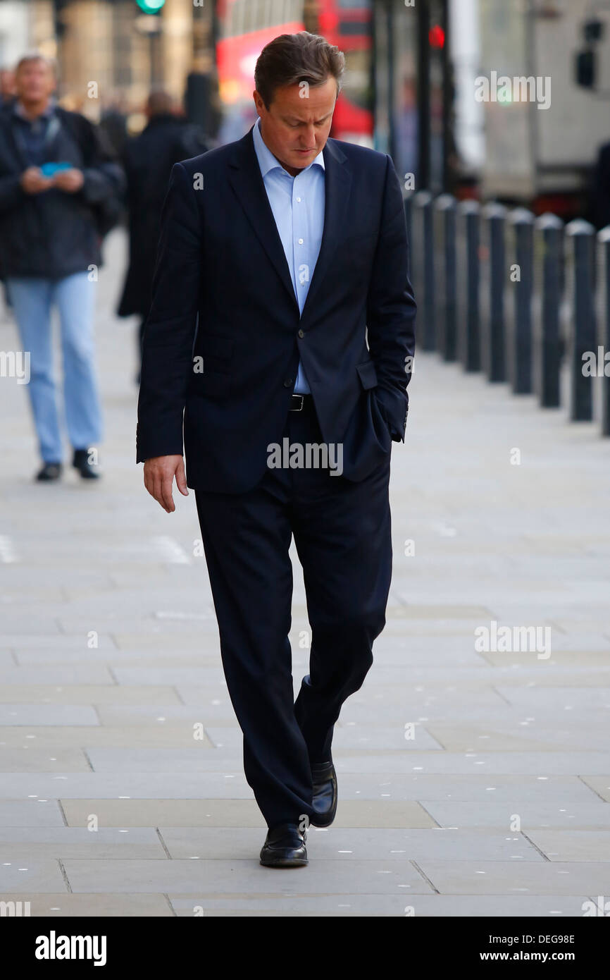 El Primer Ministro Británico David Cameron caminando a su hija Florencia a vivero en Westminster, Londres, Gran Bretaña el 17 de septiembre de 2013 Foto de stock