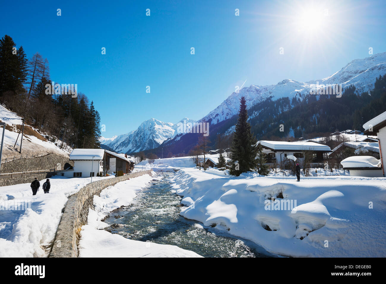 Ruta de senderismo de invierno, Klosters, Graubunden, Alpes Suizos, Suiza, Europa Foto de stock