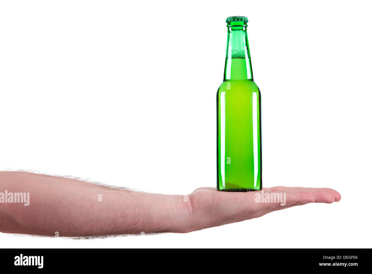 Una botella de cerveza en la palma de una mano. Foto de stock