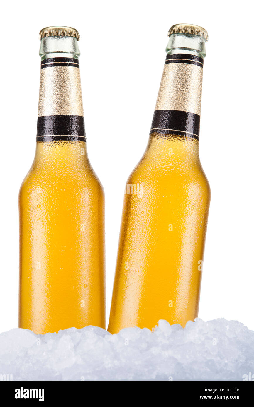 Dos botellas de cerveza sentado sobre el hielo sobre un fondo blanco. Foto de stock