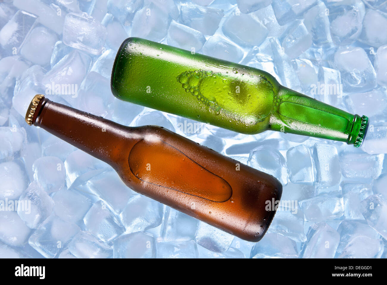 Dos botellas de cerveza en el hielo de enfriamiento. Foto de stock