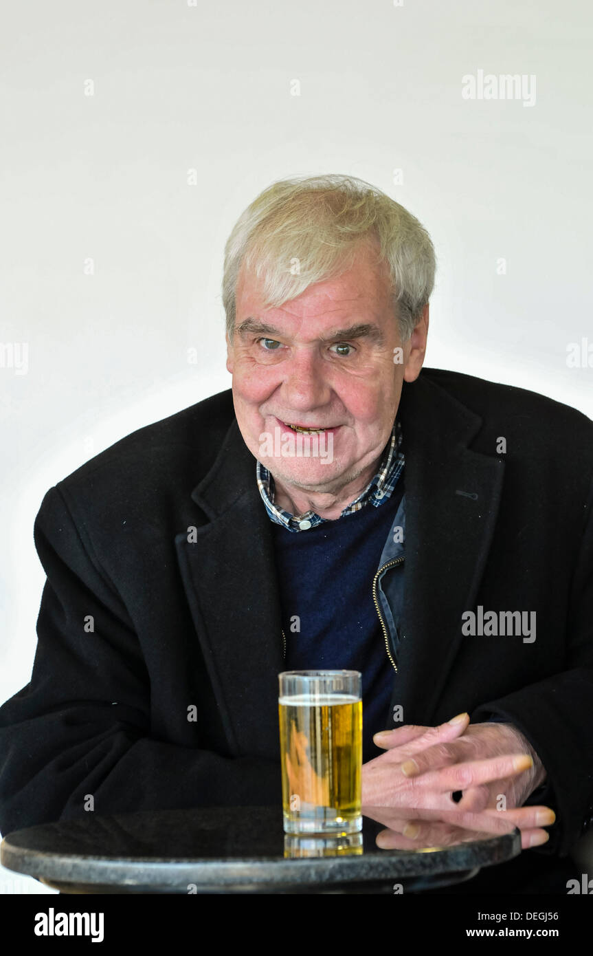 Belfast, Irlanda del Norte. El 18 de septiembre de 2013 - Registro de promotor Terry Hooley, se sienta con una cerveza en el lanzamiento de la Semana de Música de Belfast (11-17º de noviembre de 2013) Credit: Stephen Barnes/Alamy Live News Foto de stock