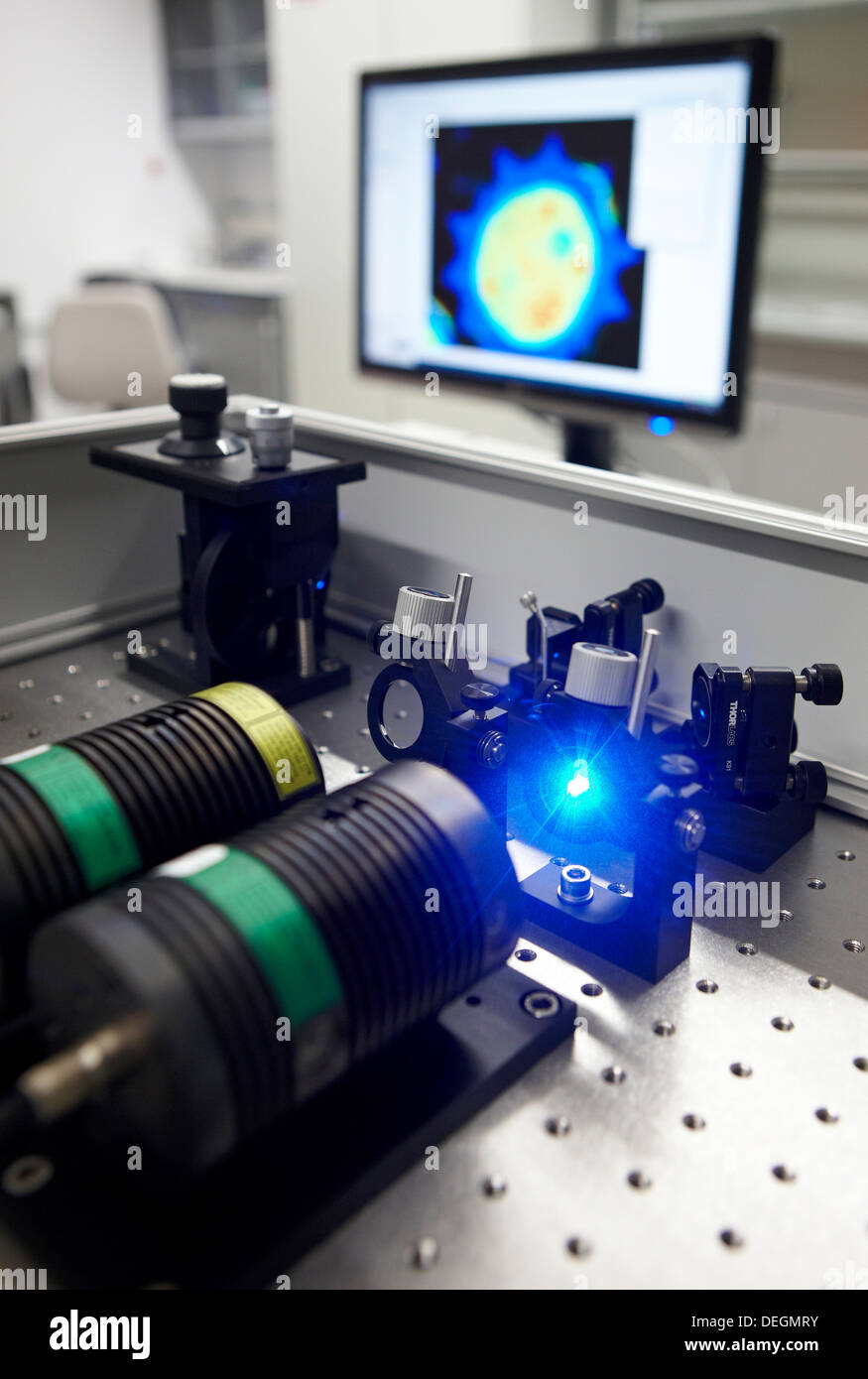 Laboratorio de Nanophotonics, microscopio de fluorescencia confocal con sensibilidad molecular, la Física de Materiales Centro mixto es un Foto de stock
