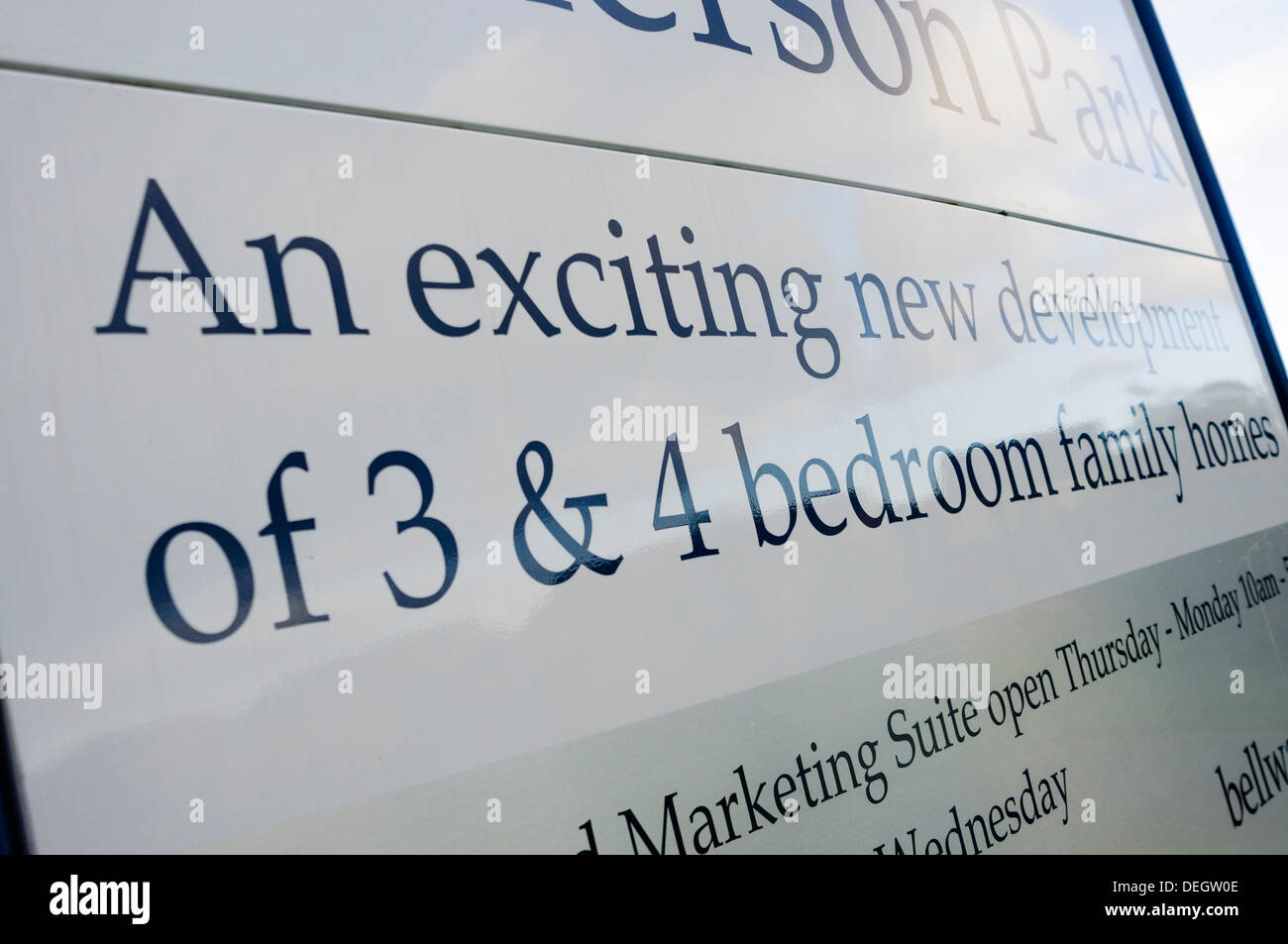 Cartel anuncia "una nueva y excitante desarrollo de 3 y 4 dormitorios en casas de familia Foto de stock