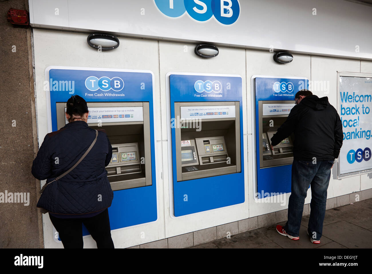 Los clientes que utilizan máquinas registradoras de recientemente reabierto TSB Bank banco minorista en el reino unido Foto de stock