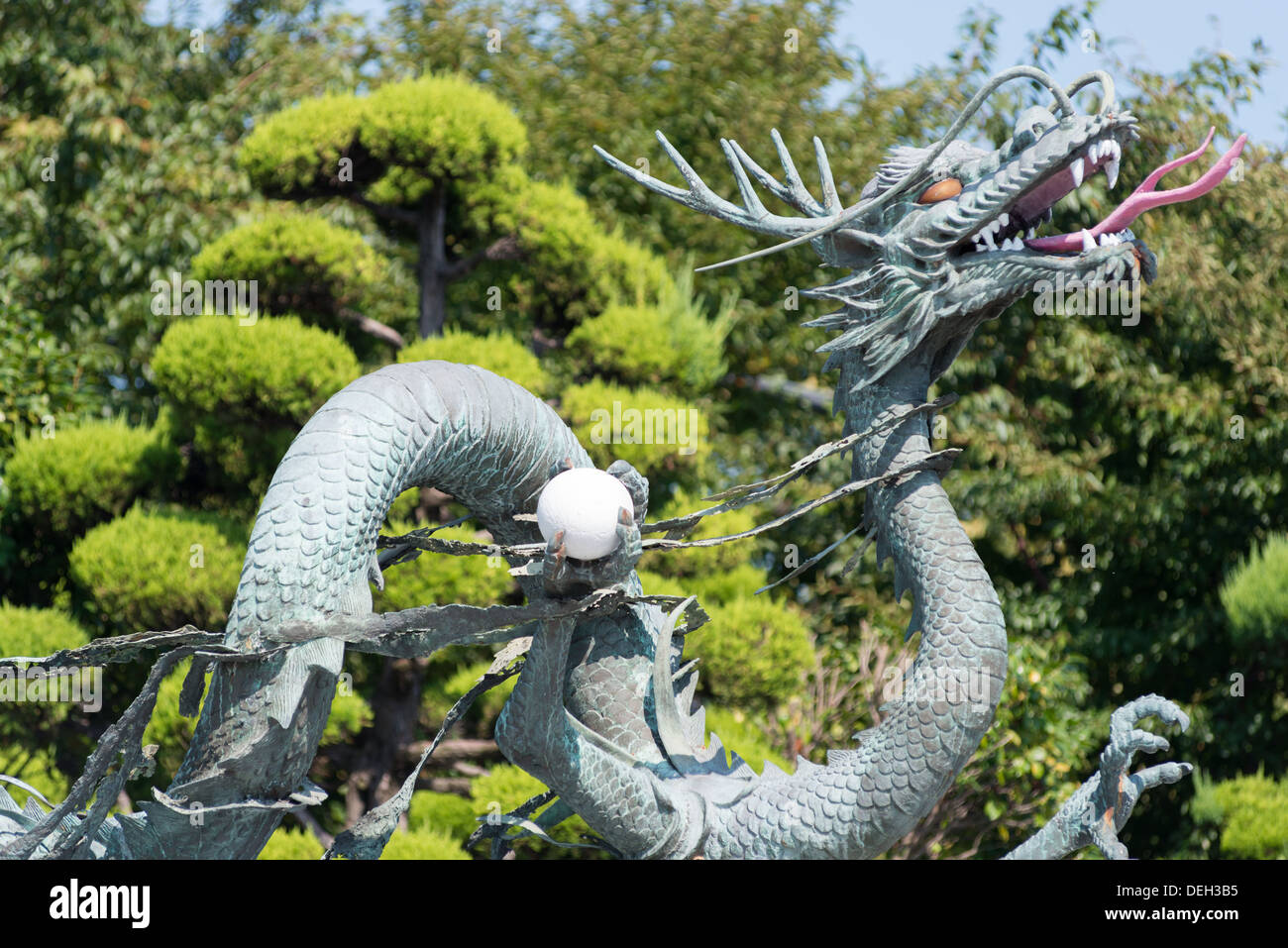 Dragon statues fotografías e imágenes de alta resolución - Alamy
