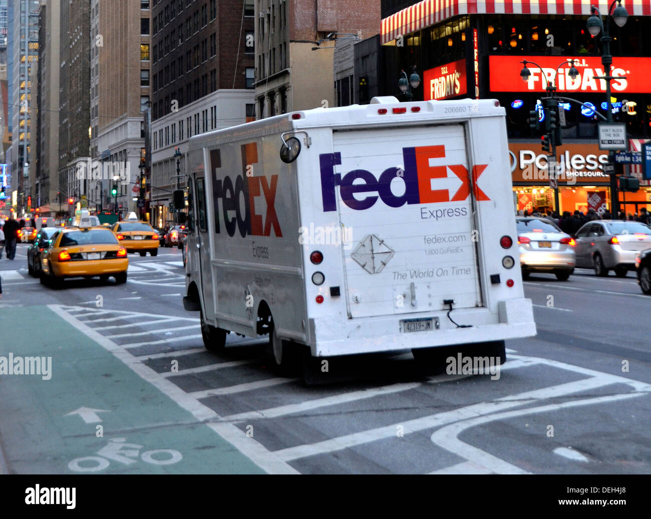 Un camión de FedEx en la Ciudad de Nueva York Foto de stock