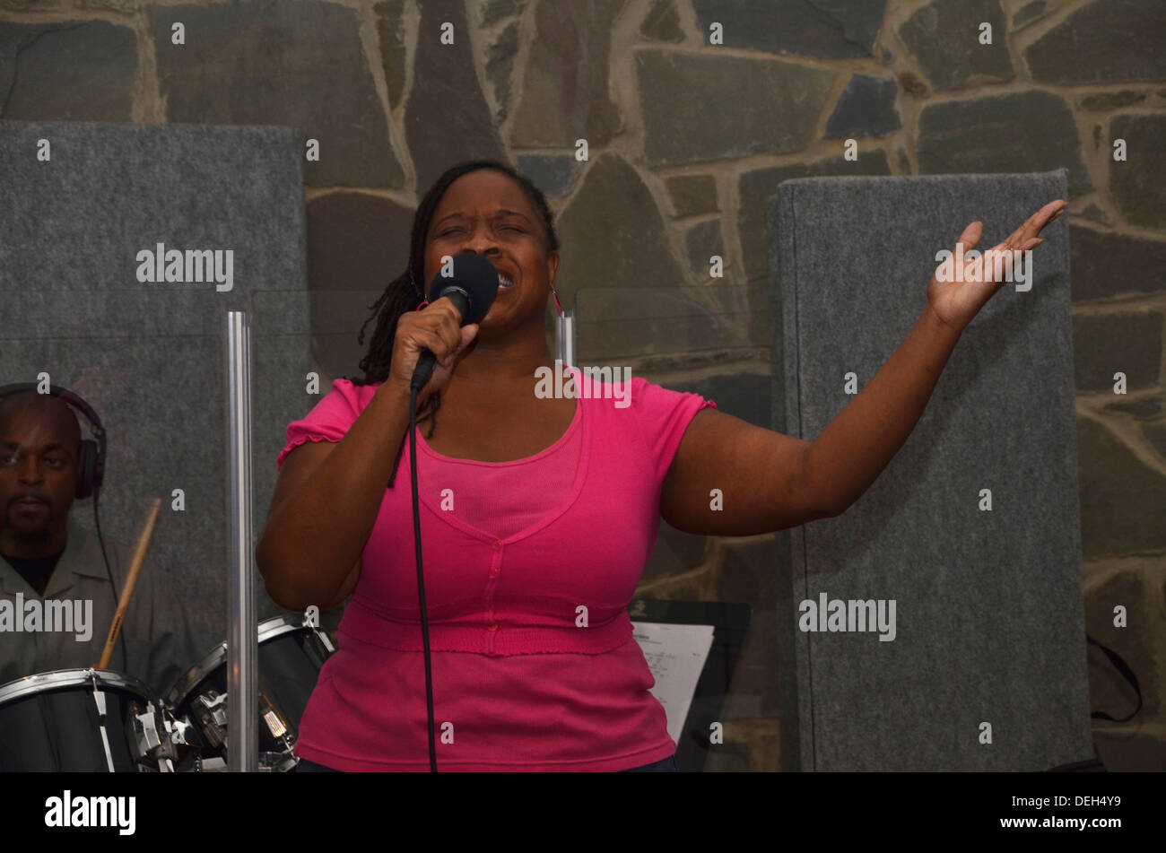Cantante de Gospel en adoración durante un concierto cristiano Foto de stock