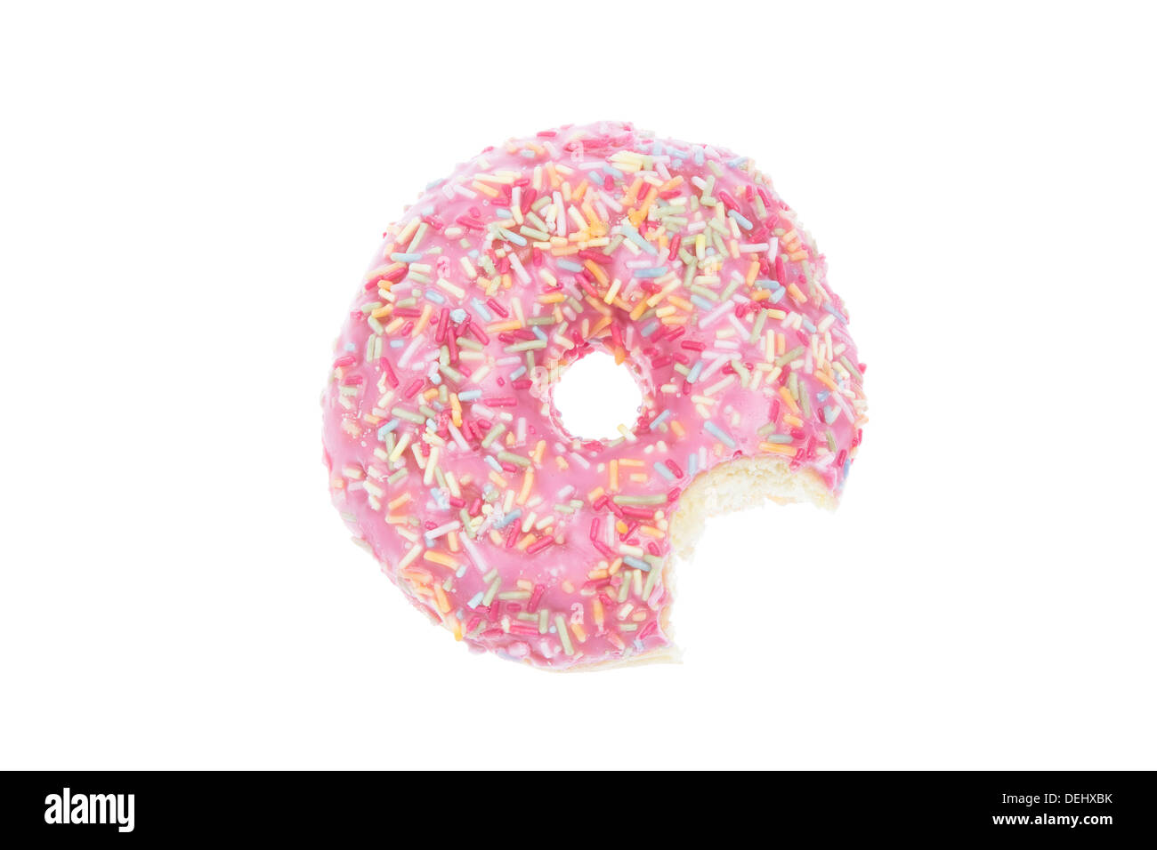 Donut con glaseado rosa, mordedura, fotografiado desde arriba y aislado sobre fondo blanco. Foto de stock