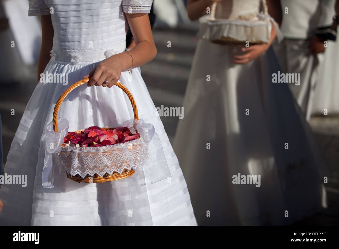 Una niña sostiene una cesta con pétalos de rosa durante el Corpus Christi,  fiesta católica en Prado del Rey, Cádiz, Andalucía, España Fotografía de  stock - Alamy
