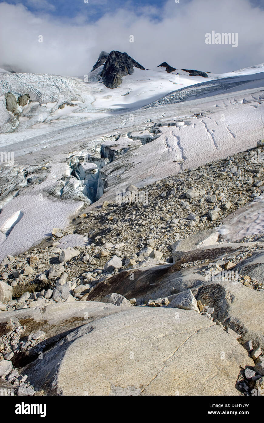 Detalle de escombros glaciales en glaciar sin nombre que fluye desde el Monte Ethelweard y Icemaker Costa Montaña montañas British Foto de stock