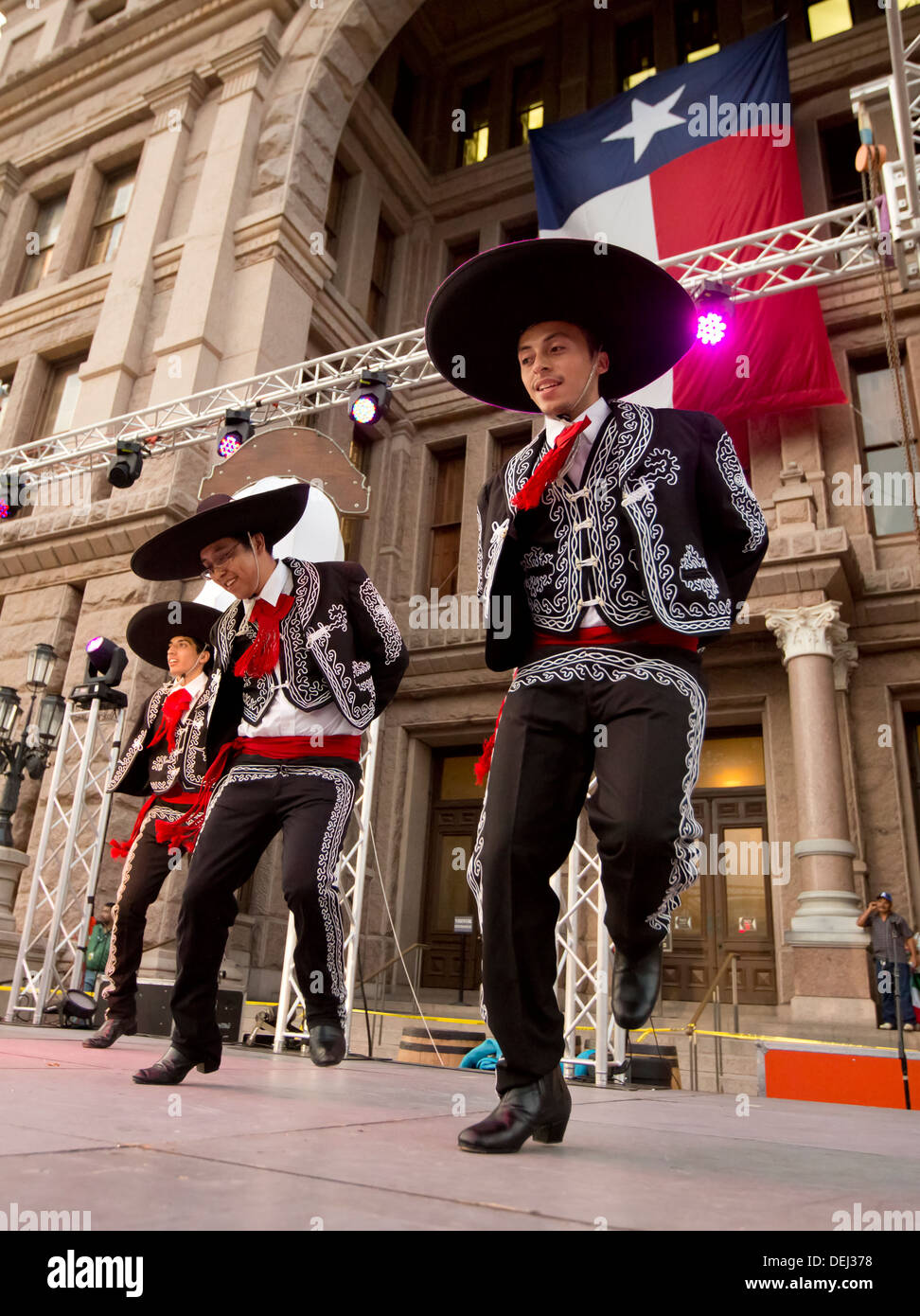Celebración del Día de la independencia mexicana en el Capitolio de Texas, edificio incluye hombre hispano, vestido como un Charro bailes tradicionales Foto de stock