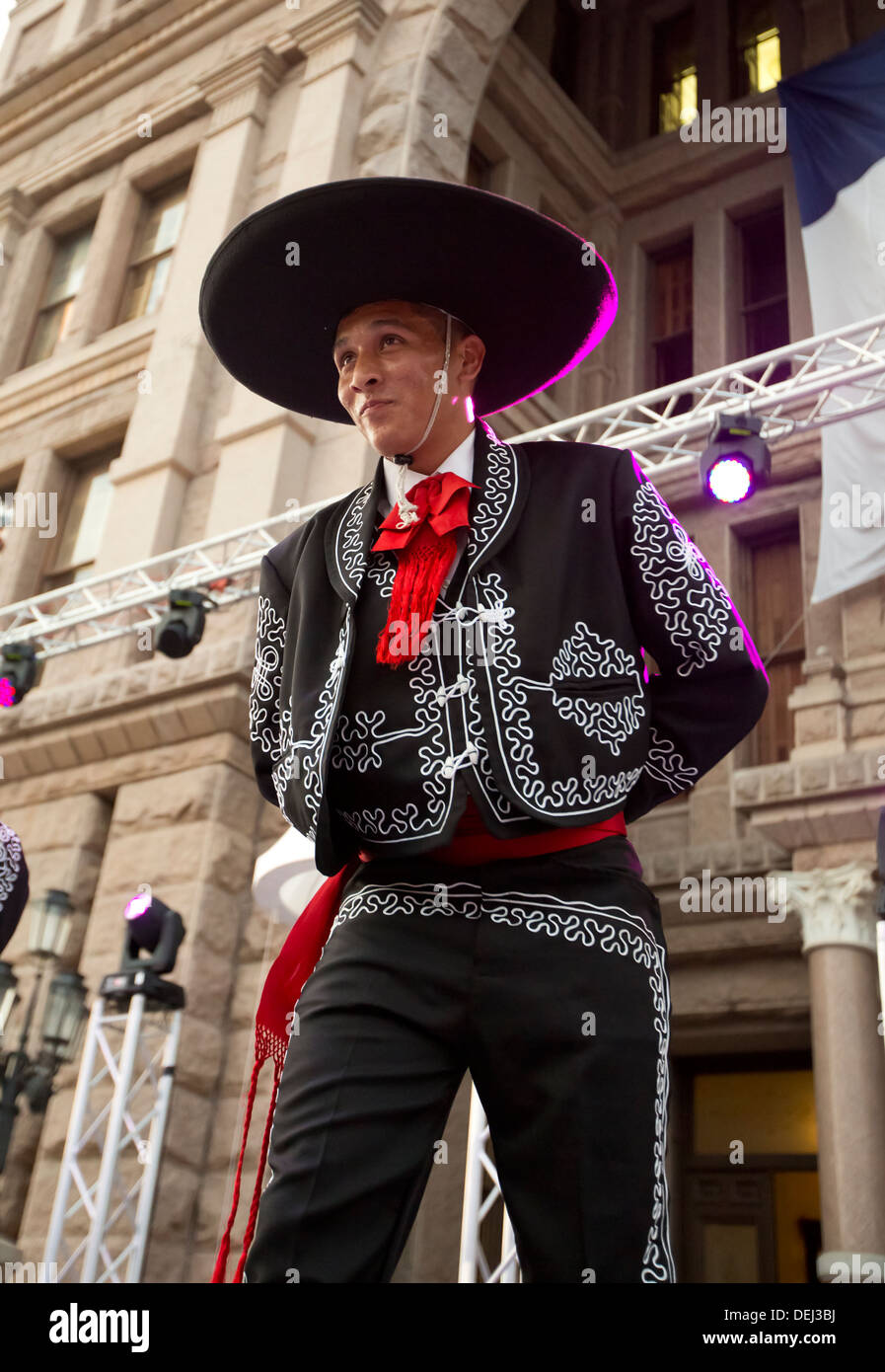 Celebración del Día de la independencia mexicana en el Capitolio de Texas, edificio incluye hombre hispano, vestido como un Charro bailes tradicionales Foto de stock