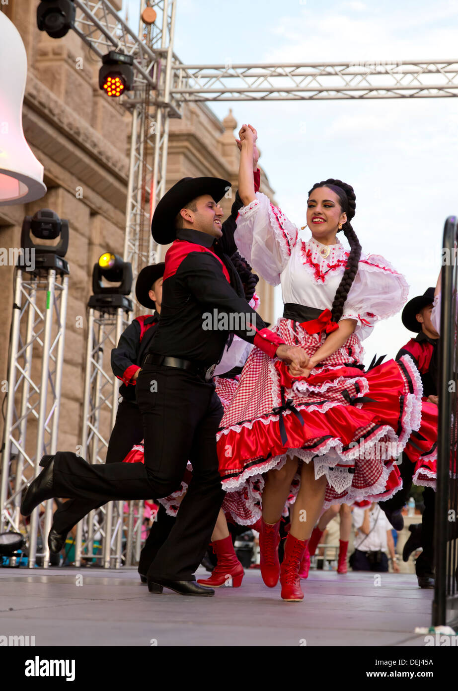 Celebración del Día de la independencia mexicana en el edificio del Capitolio Estatal de Texas en Austin incluye bailes tradicionales con coloridos trajes Foto de stock