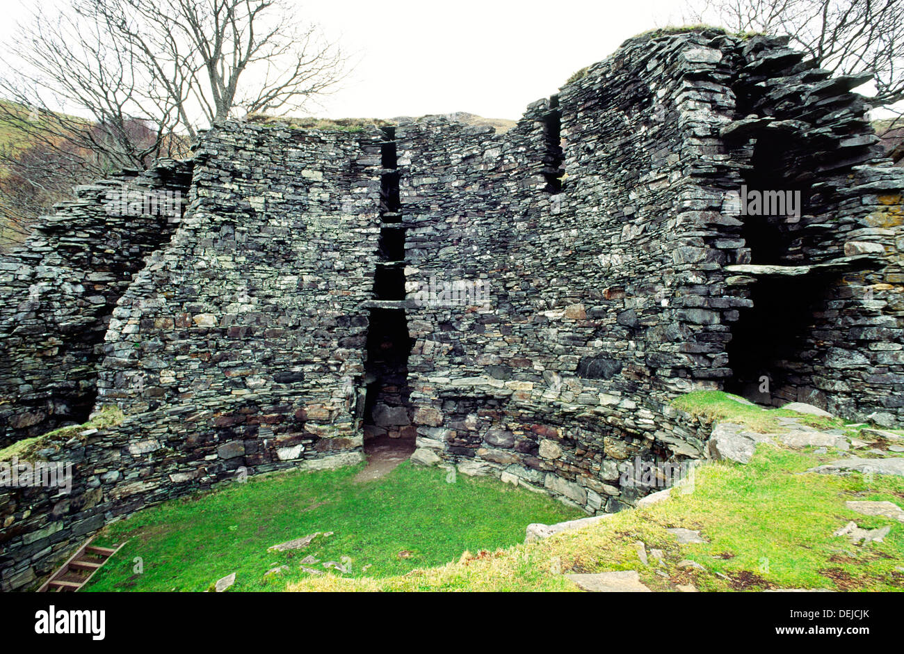 Dun troddan 2000+ años broch de la edad de hierro asentamiento fortificado  en Glenelg, Highland, Escocia. escaleras dentro de paredes de piedra seca  Fotografía de stock - Alamy