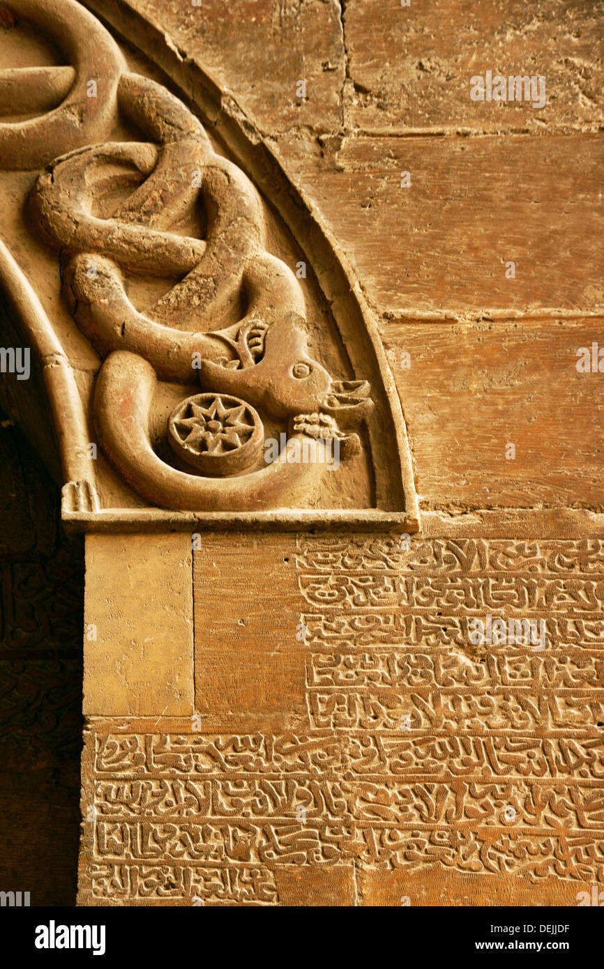 Detalle de la puerta de las dos serpientes en el interior de la Ciudadela fort, Aleppo, Siria Foto de stock