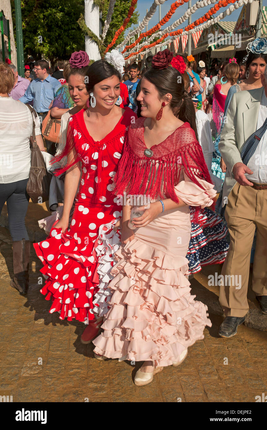 Feria de Abril, las mujeres vistiendo un traje flamenco Sevilla, en la región de Andalucía, España, Europa Fotografía de stock - Alamy