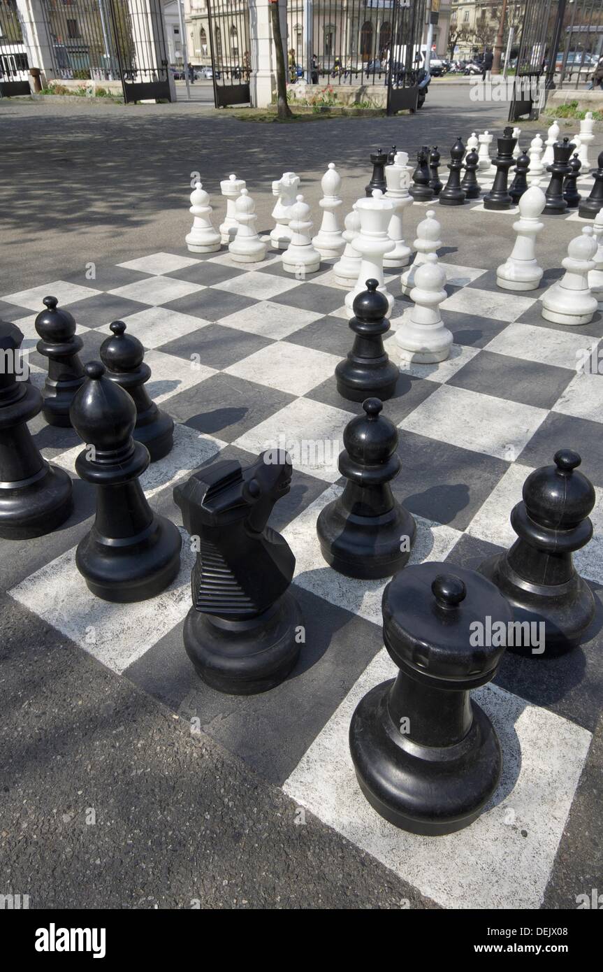 Tablero de ajedrez gigante en un parque público en la ciudad de Ginebra,  Suiza Fotografía de stock - Alamy