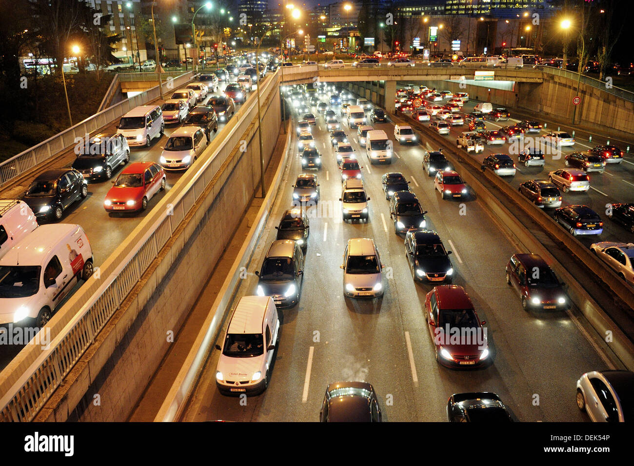 Contaminación, atasco de tráfico en la autopista parisino, Periferia de noche, Porte de Saint Cloud, en París, Francia Foto de stock