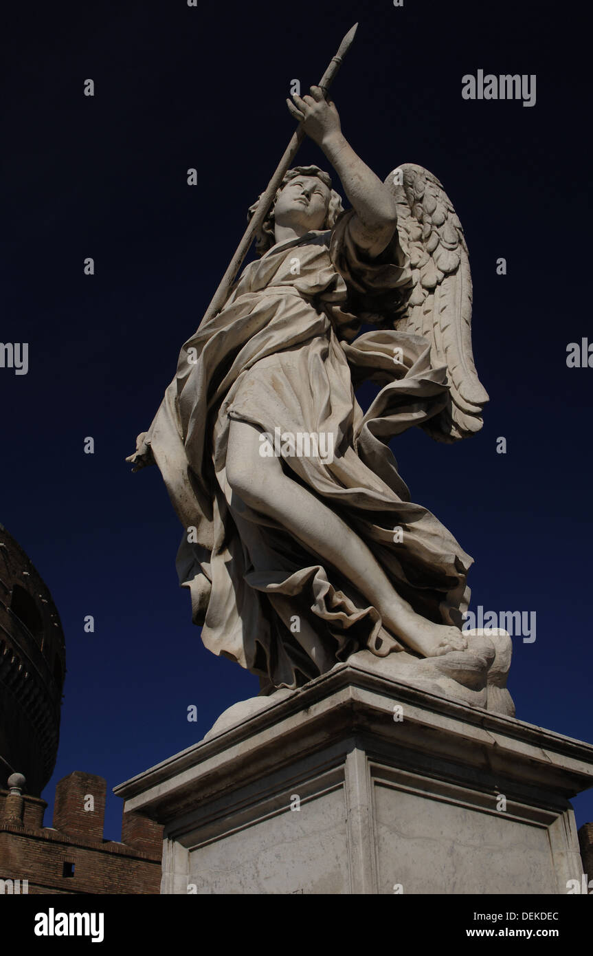 Italia. Roma. Ángel con una lanza por Domenico Guías. Puente de Sant'Angelo. Foto de stock