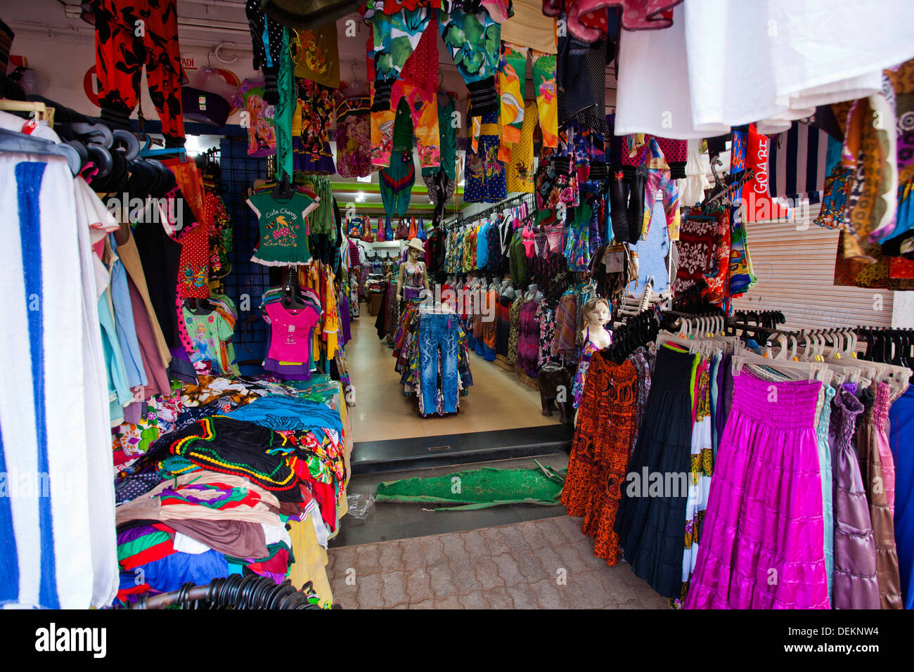 Fahrenheit desenterrar apertura Bazar de ropa fotografías e imágenes de alta resolución - Alamy