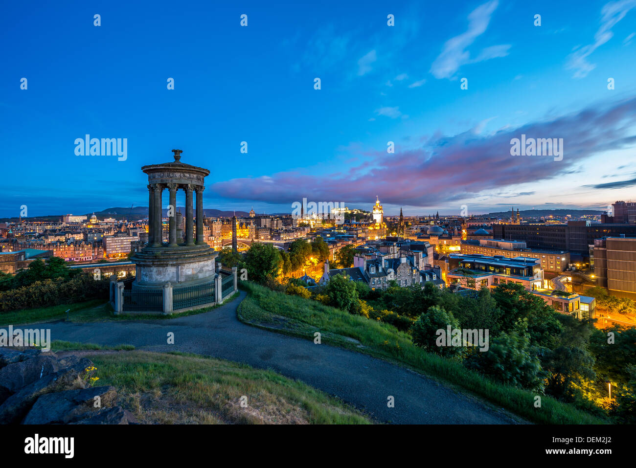 Calton Hill en Edimburgo Scotland Reino Unido Europa dugald Stewart 1828 monumento conmemorativo de la columna Vista de historia de la arquitectura de la ciudad de noche Foto de stock