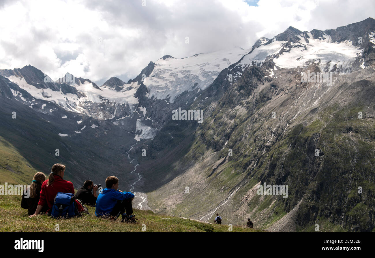 Los turistas mirando a lo largo de los Alpes austriacos, cerca de Obergurgl Tirol, Austria Europa Foto de stock